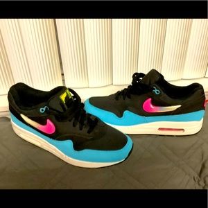 BRAND NEW  MENS 9.5 AIR MAX 90s. SNEAKERS ARE IN MINT CONDITION. NEVER WORN. 💪